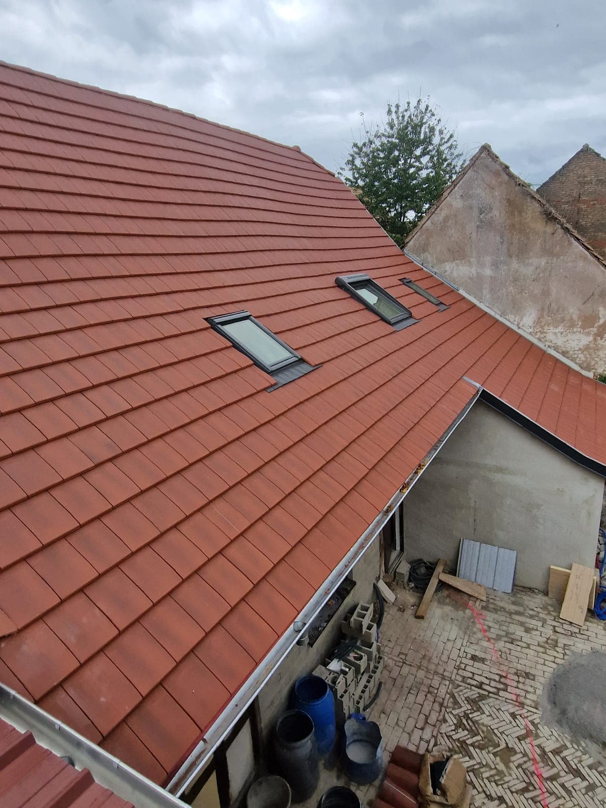 Modern house with Laurent Roth Toiture roof
